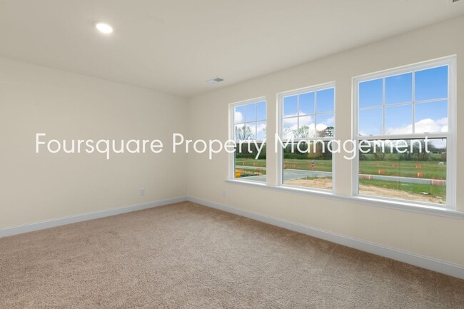 Building Photo - Townhome! | Back Patio with Privacy Fence|...