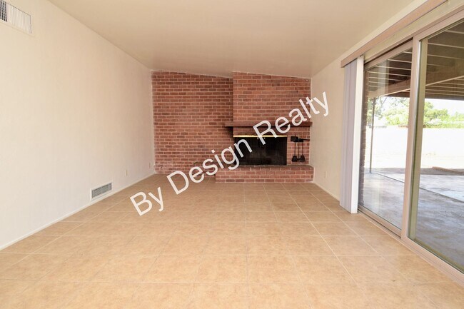 Building Photo - Spacious 3 Bed 2 Bath Eastside Home w/Huge Yard & Fireplace