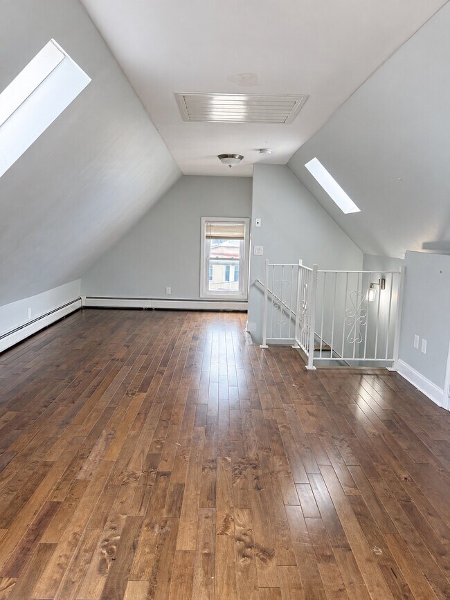 Building Photo - 712 17th St