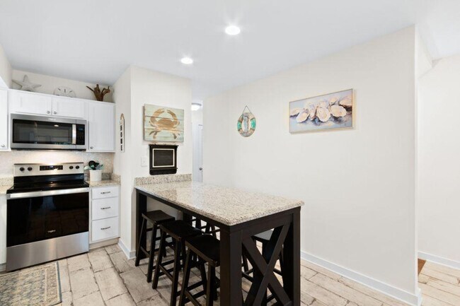 Building Photo - 1948 W Beach Blvd