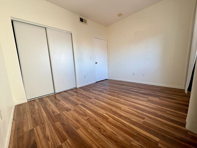 Building Photo - 2 bedroom condo in gated SE location.