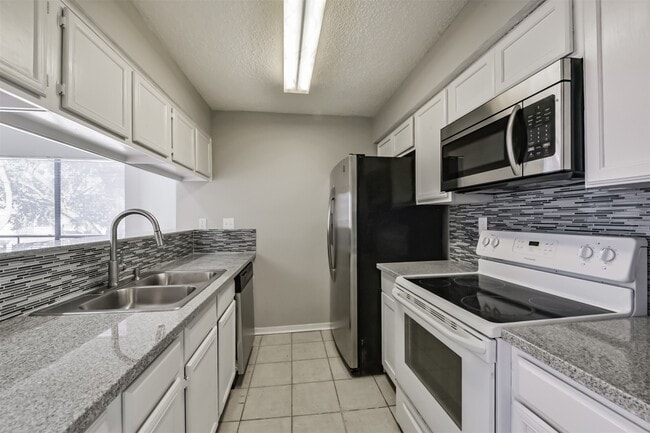 Building Photo - 10122 Waterstone Dr