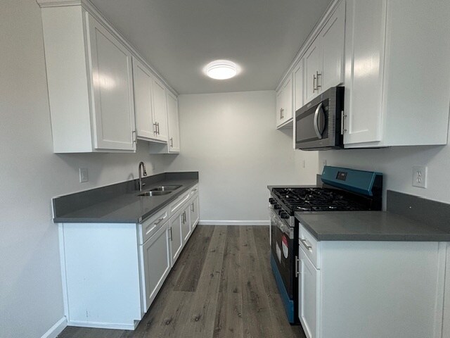 Building Photo - 851 W 95th St