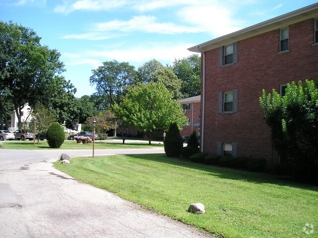 Building - Brockway Court Apartments