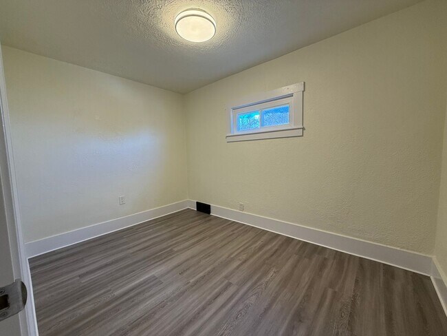 Building Photo - Updated 2BR townhouse with office now available!