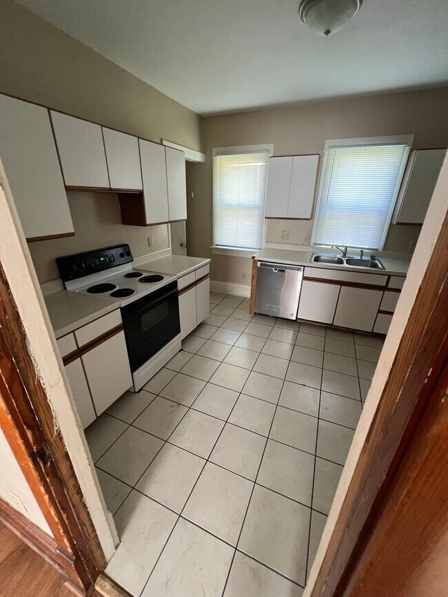 Building Photo - Large 4 bedroom house east of campus for A...