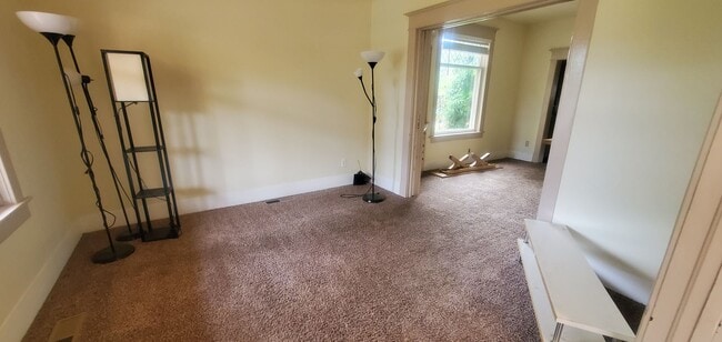 Building Photo - Pre-Leasing for September - 7Bed/3.5bath House