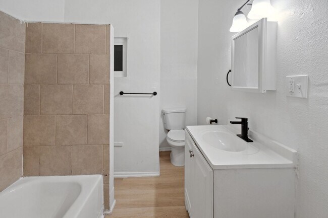 Building Photo - This updated and spacious 1 bedroom / 1 ba...