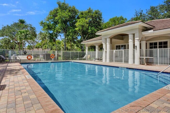 Building Photo - 606 W Circle Dr