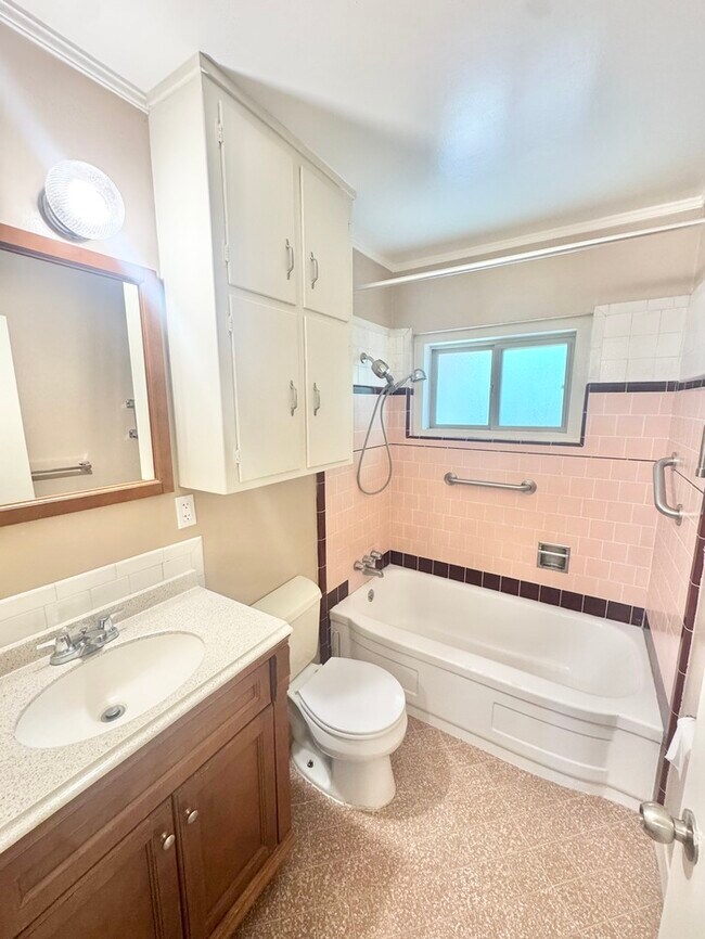 Building Photo - Charming 2-bedroom 1-bathroom duplex in Ca...