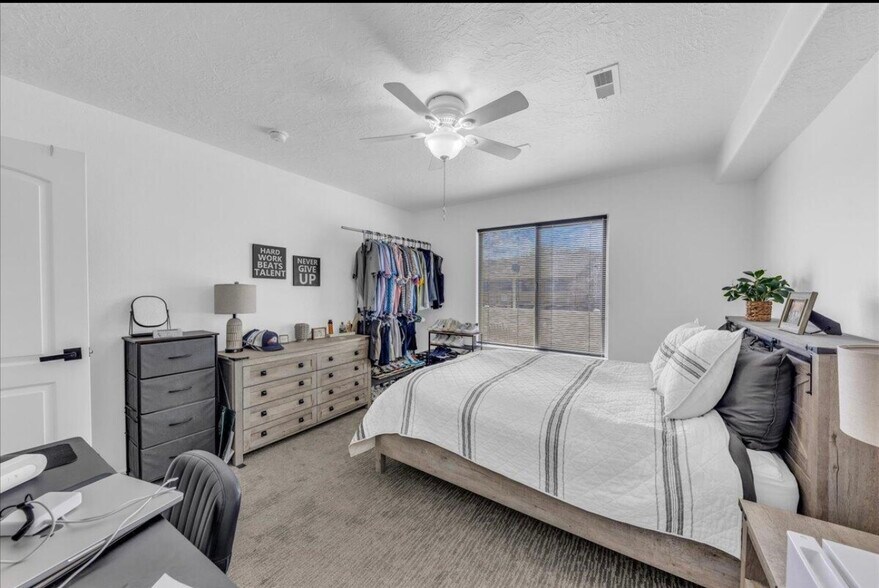 Building Photo - 1277 W Las Hurdes Dr