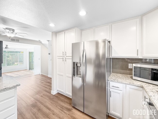 Building Photo - Stunning 2B/2.5BA Townhome in Mission Hill...