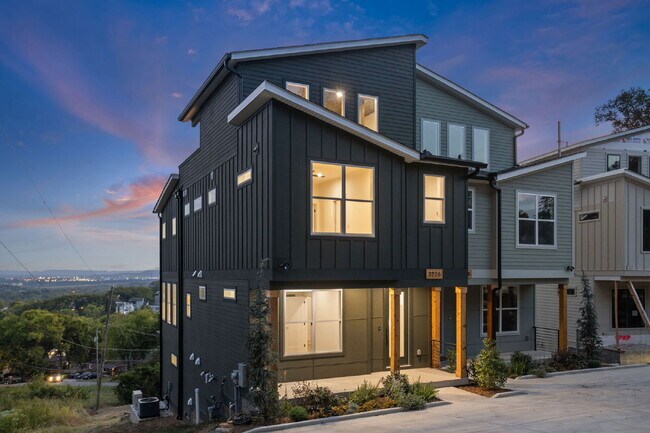 Building Photo - "Spacious 4-Bed, 4-Bath Gem in Nashville -...