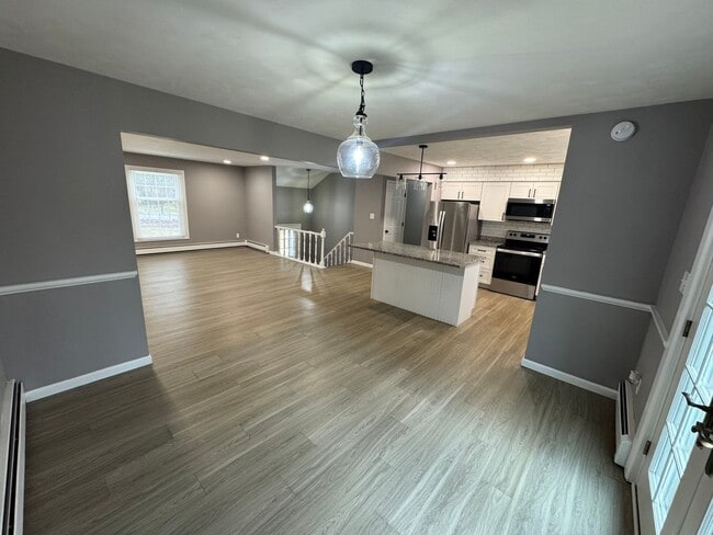 Building Photo - Beautiful Modern Home on the Plateau