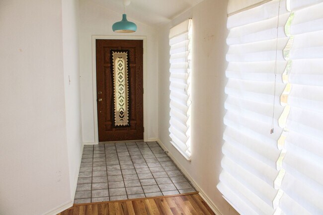 Building Photo - 3-BEDROOM IN CASTLE HILLS FOREST