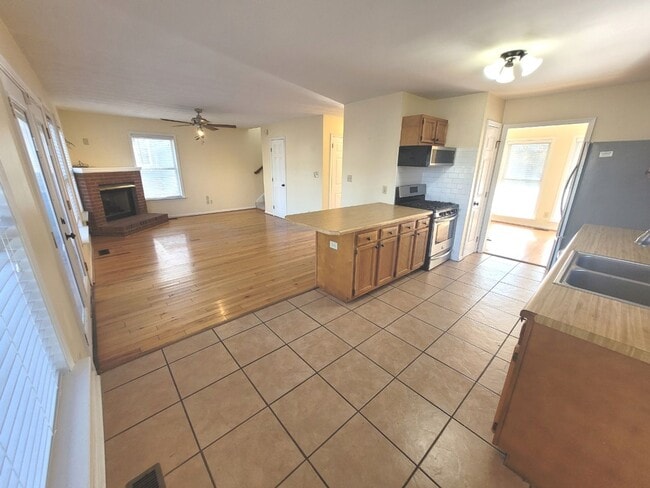 Building Photo - 3 Bedroom, 2.5 Bath Home with Open Floor Plan