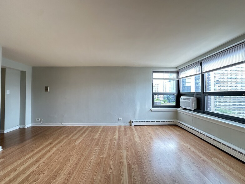 Building Photo - 448 W Wellington Ave