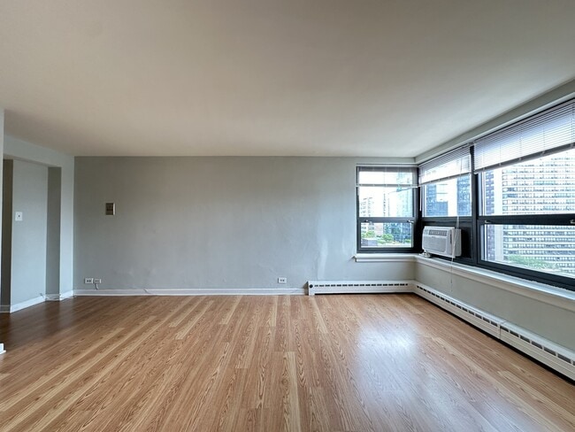 Building Photo - 450 W Wellington Ave