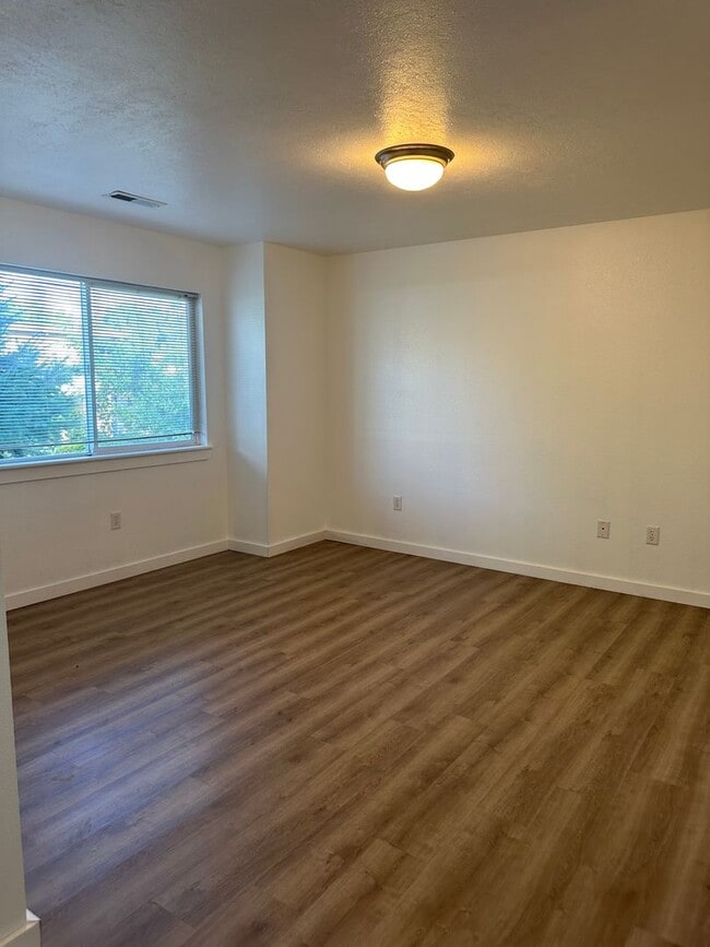 Building Photo - Cute 3 bedroom, 2 bath townhome with Community Pool in Boise