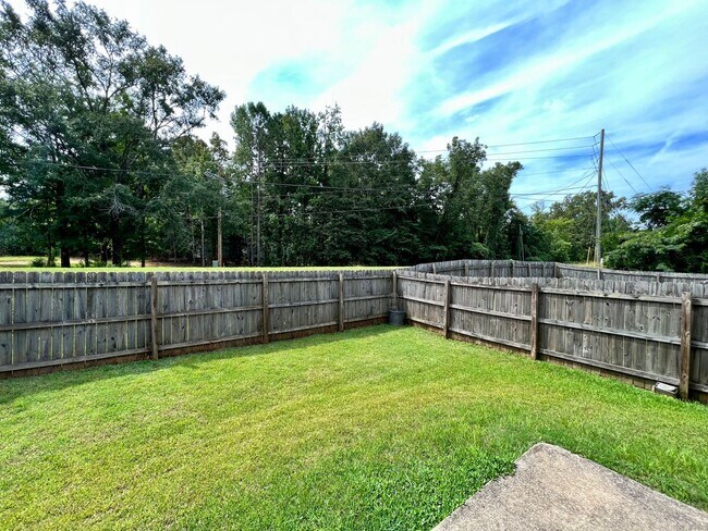Building Photo - Home in Cottondale! Available to View Now!!!