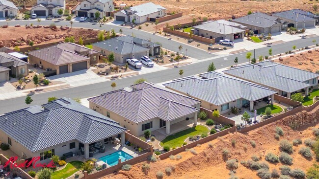 Building Photo - Stunning 4 Bedroom Home with Gorgeous Back...