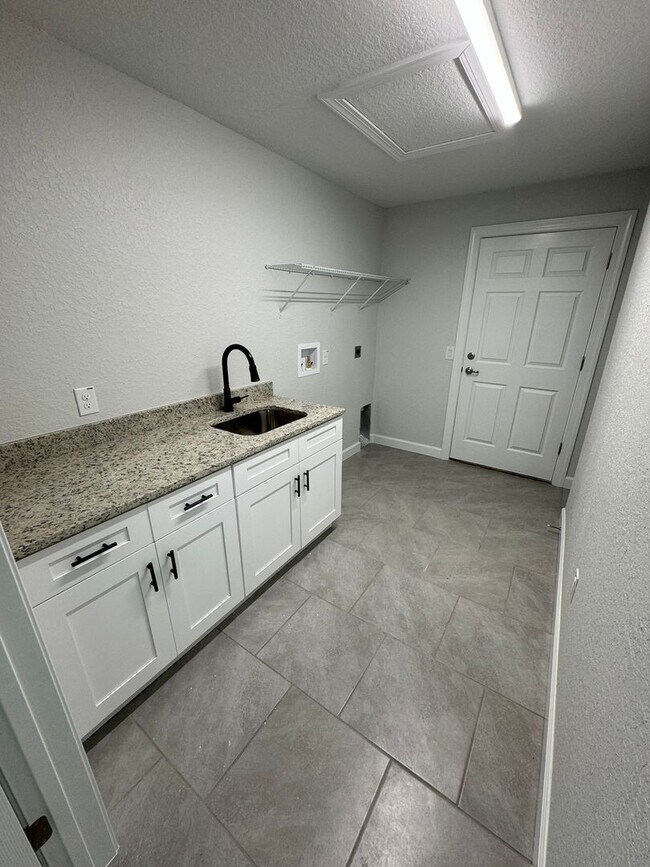 Building Photo - Beautiful 3BR/2BA/2 Car Garage Home!