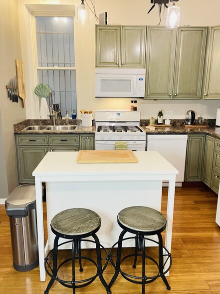 Kitchen - 2251 W North Ave