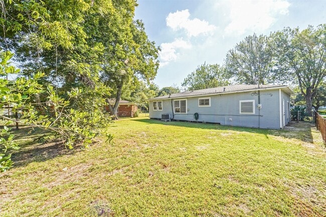 Building Photo - 1 E Southlawn Ave
