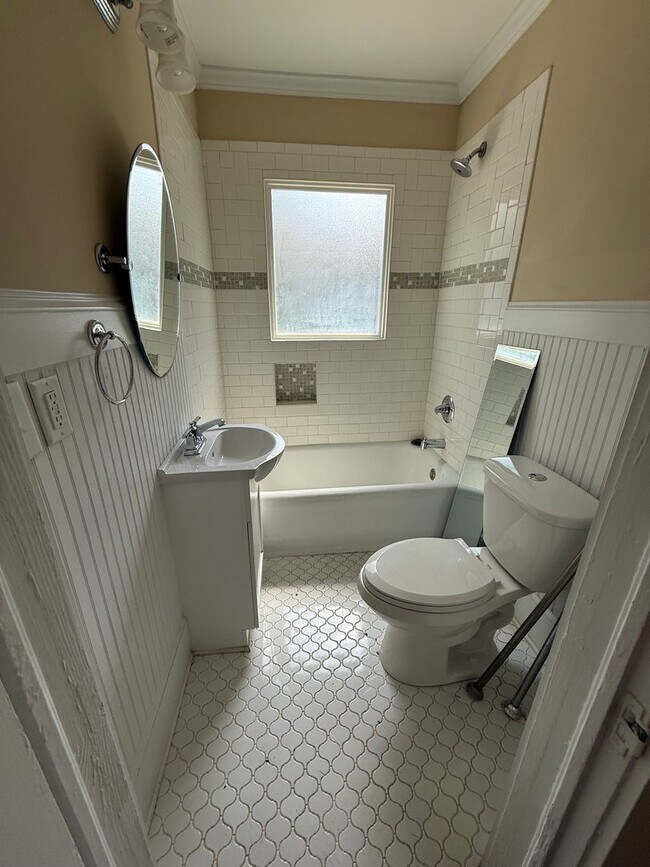Building Photo - Bungalow in Charlotte with 2 bedrooms, 2 baths