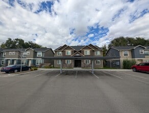 Building Photo - 1360 S Edgewater Cir