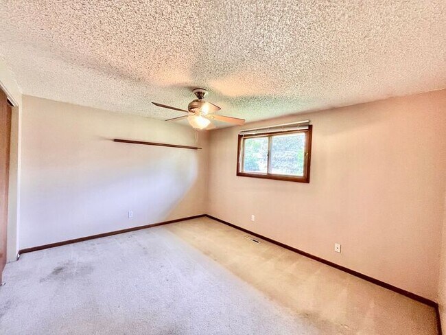 Building Photo - Large 3 Bedroom, 2 Bathroom Home in the Th...