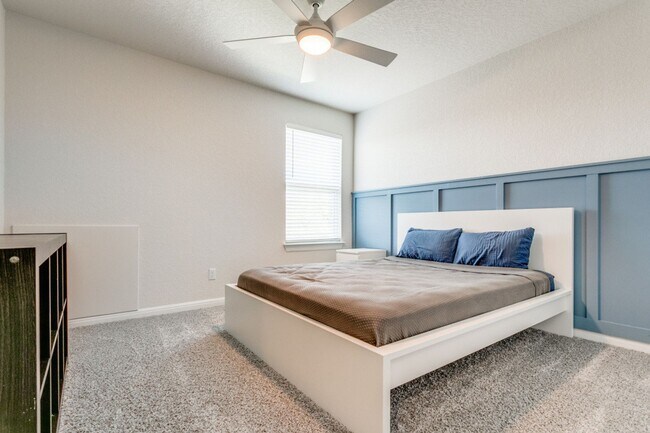 Building Photo - Beautiful Modern 2 story home!