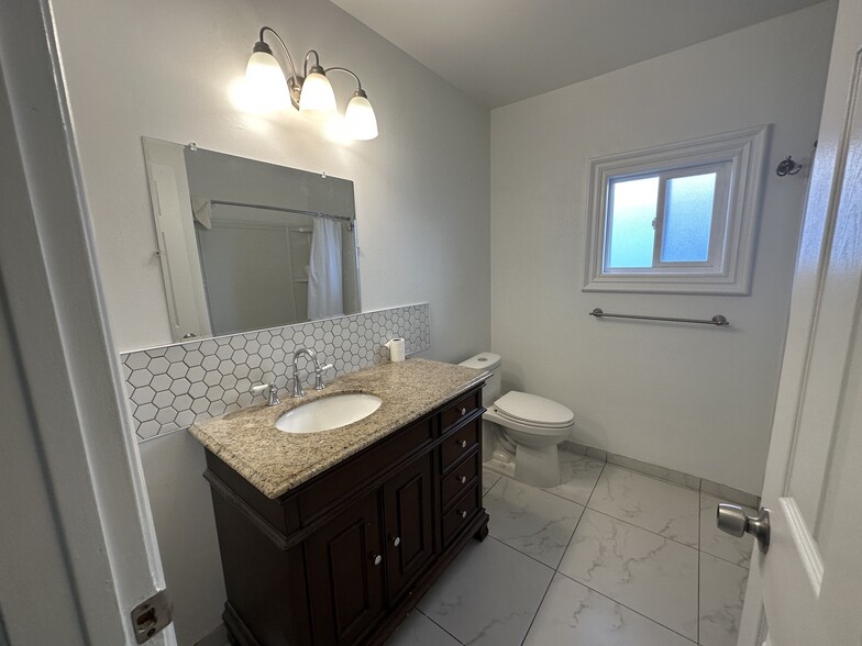 Full Bathroom - 24171 Laulhere Plz