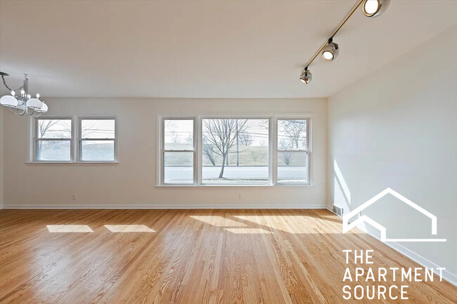 Building Photo - 4538 Dempster St
