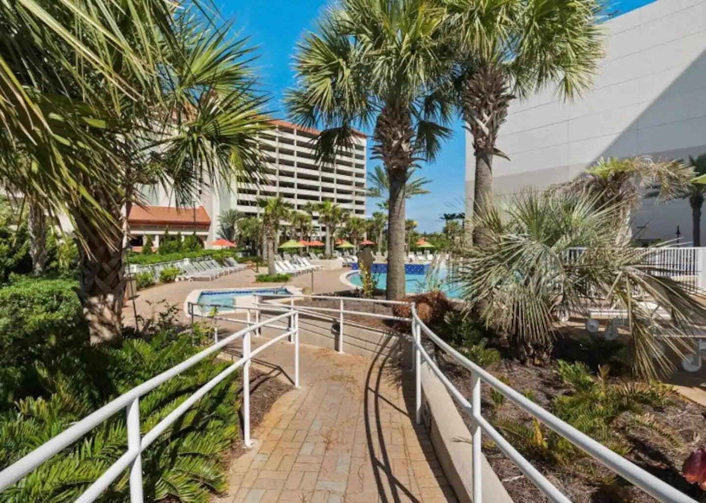 Building Photo - 9860 S Thomas Dr