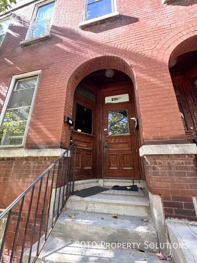 Building Photo - 2211 Jules St