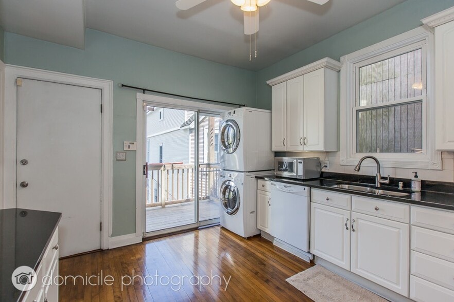 Building Photo - 828 W Buckingham Pl