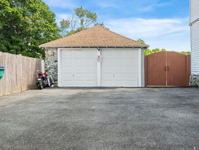 Building Photo - 10 Edgemere Rd