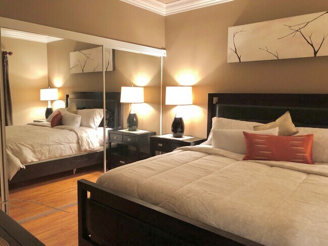 Building Photo - Meridian Luxury Condo. 1 Bd 1 Ba, Utilities & Cable Services NOT included in advertised rental rate!