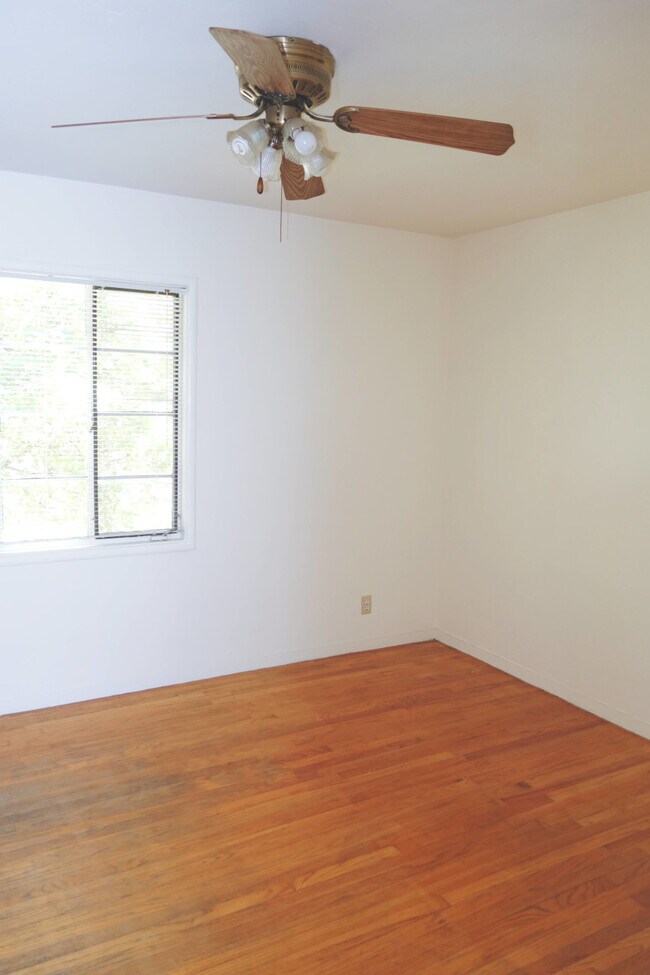 Building Photo - Kenwood Apartments 2426
