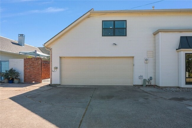 Building Photo - 1205 Brook Hollow Dr