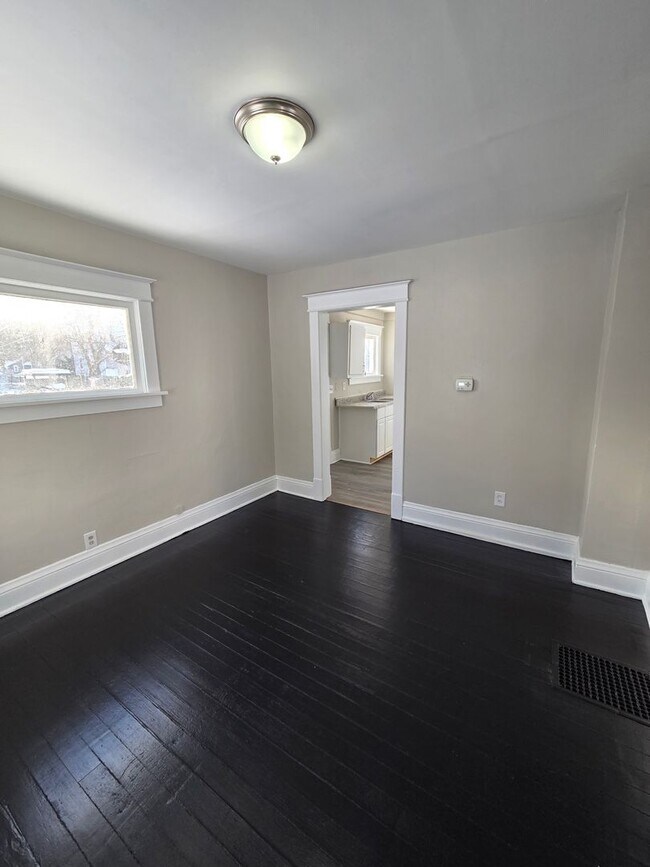 Building Photo - 2 bedroom, 1 bath house