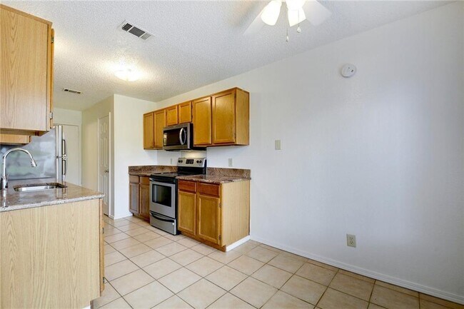 Building Photo - 6102 Parkwood Dr
