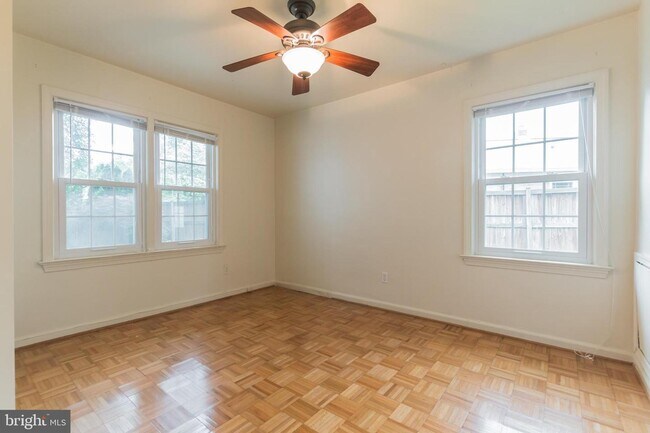 Building Photo - 9702 Bellevue Dr