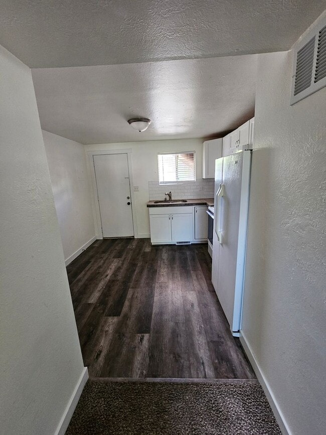 Building Photo - 580 S 470 E