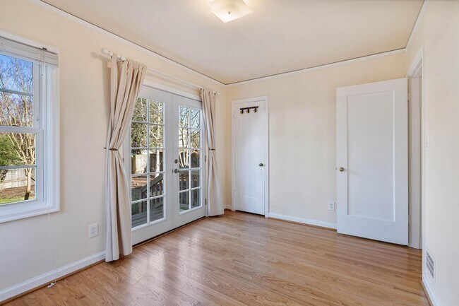 Building Photo - Adorable 2-bdrm/1-bath mid-century modern. Private backyard, sauna, washer/dryer, & more!