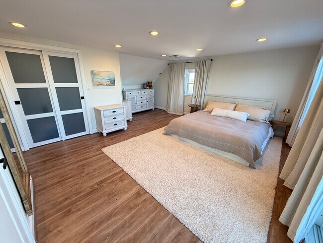 Building Photo - 256 Alley Ave