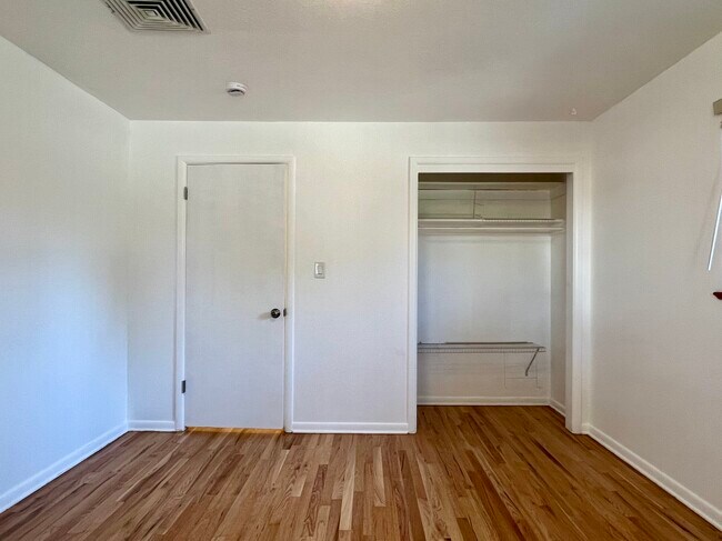 Building Photo - 3118 S Acoma St