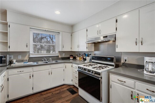 Building Photo - 1902 S 9th St