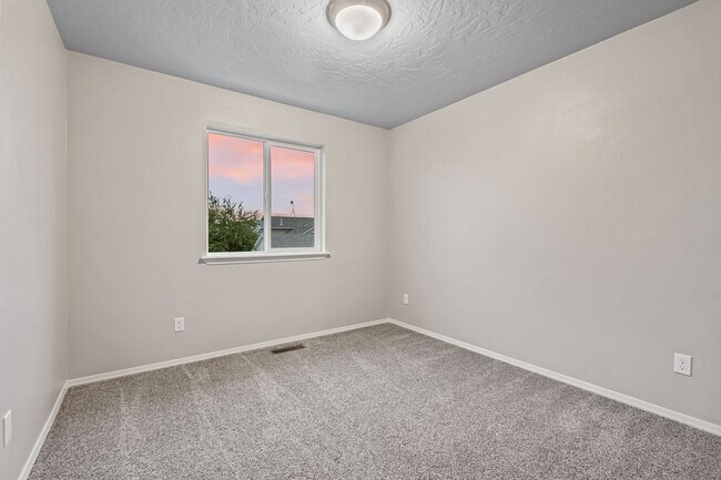 Building Photo - Spacious 4bd/2.5ba Nampa Home Close to the...
